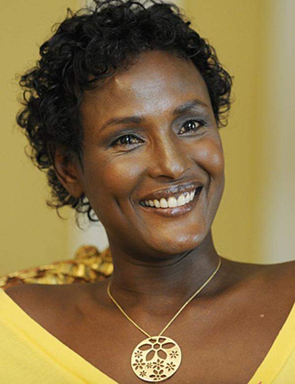Model, Autorin und Menschenrechtsaktivistin Waris Dirie wurde im März 2005 die österreichische Staatsbürgerschaft verliehen. Die gebürtige Somalierin hatte wenige Jahre davor in Wien die "Waris Dirie Foundation" gegründet. Die Stiftung macht sich im Kampf gegen die Beschneidung von Frauen und Mädchen stark.