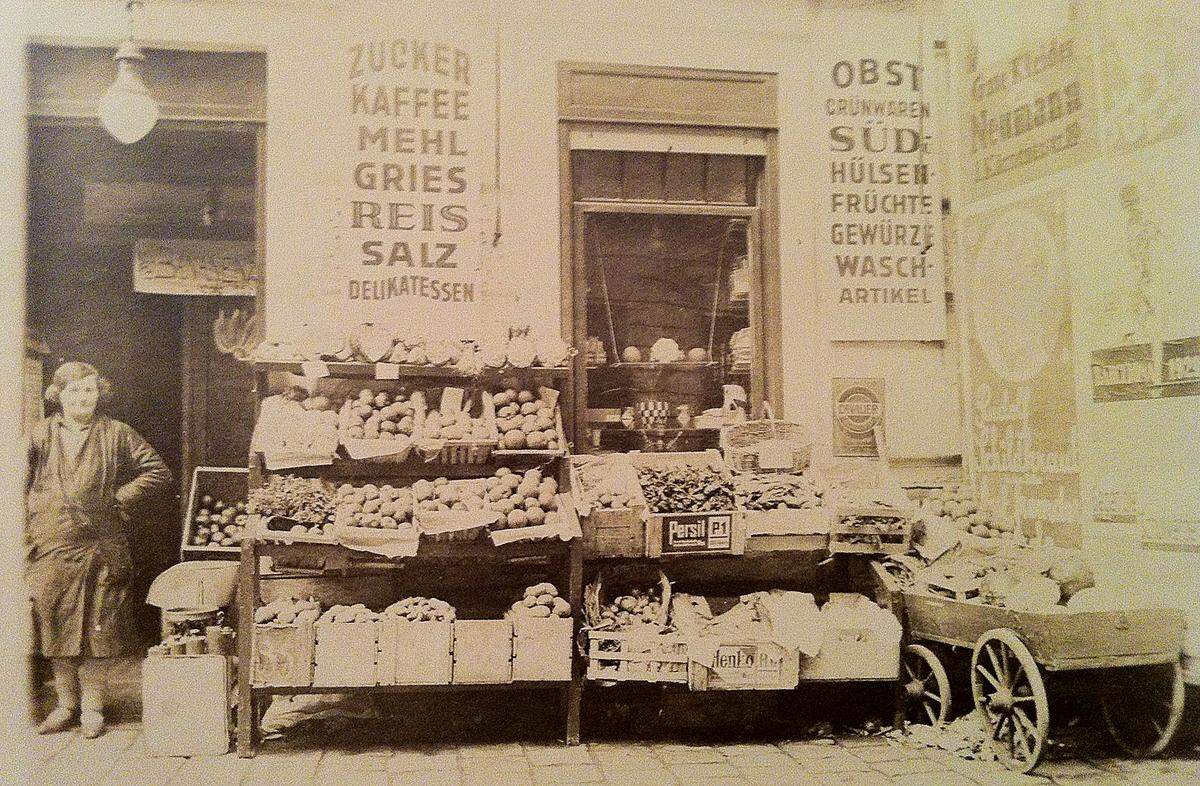 Es folgen weitere rare Fotografien, die uns Vintage Vienna dankenswerter Weise zur Verfügung gestellt hat.Im Bild: Ein Lebensmittelgeschäft in der Schmalzhofgasse (1930er).