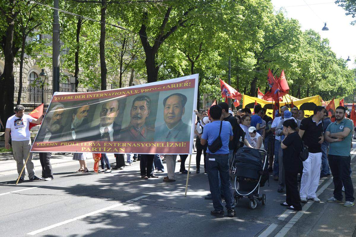 Eine andere kleine Gruppe bekannte sich zu den Wurzeln und Auswüchsen der sozialistischen Bewegung. "Es lebe der internationale Proletarier," stand auf ihrem Transparent. Darunter prangte ganz links das Konterfei Karl Marx, ganz rechts jenes von Josef Stalin und Mao Zedong.
