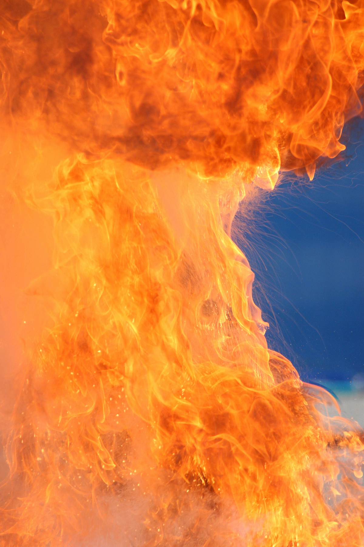 "Wer einen Brand löschen will, sollte genug Wasser mitbringen", sagte ein früherer Berater von US-Notenbankchef Ben Bernanke einmal.  Andere glauben angesichts der schieren Bedeutung der US-Hypothekenfinanzierer nicht, dass Fannie Mae und Freddie Mac zusammenbrechen.  So kommentiert Dirk Schiereck, Professor an der deutschen European Business School, die Position des US-Finanzministeriums mit den Worten: "Die können sie nicht pleitegehen lassen."