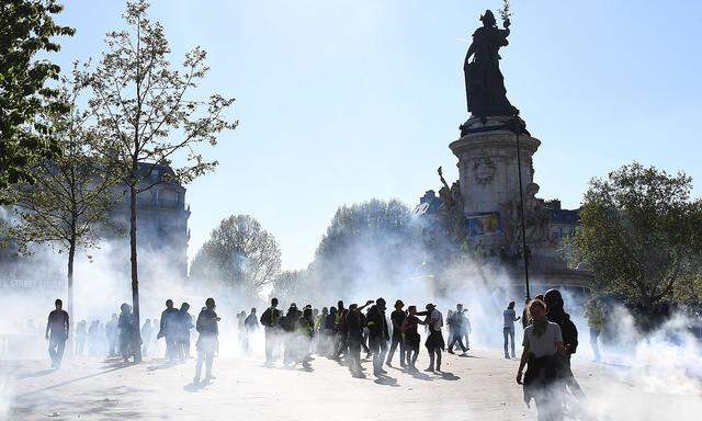 Die Polizei setzte am Place de la République Tränengas gegen gewalttätige Gelbwesten-Aktivisten ein.