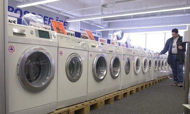 Eine kaputte Waschmaschine reparieren zu lassen ist schnell teurer, als eine neue zu kaufen.