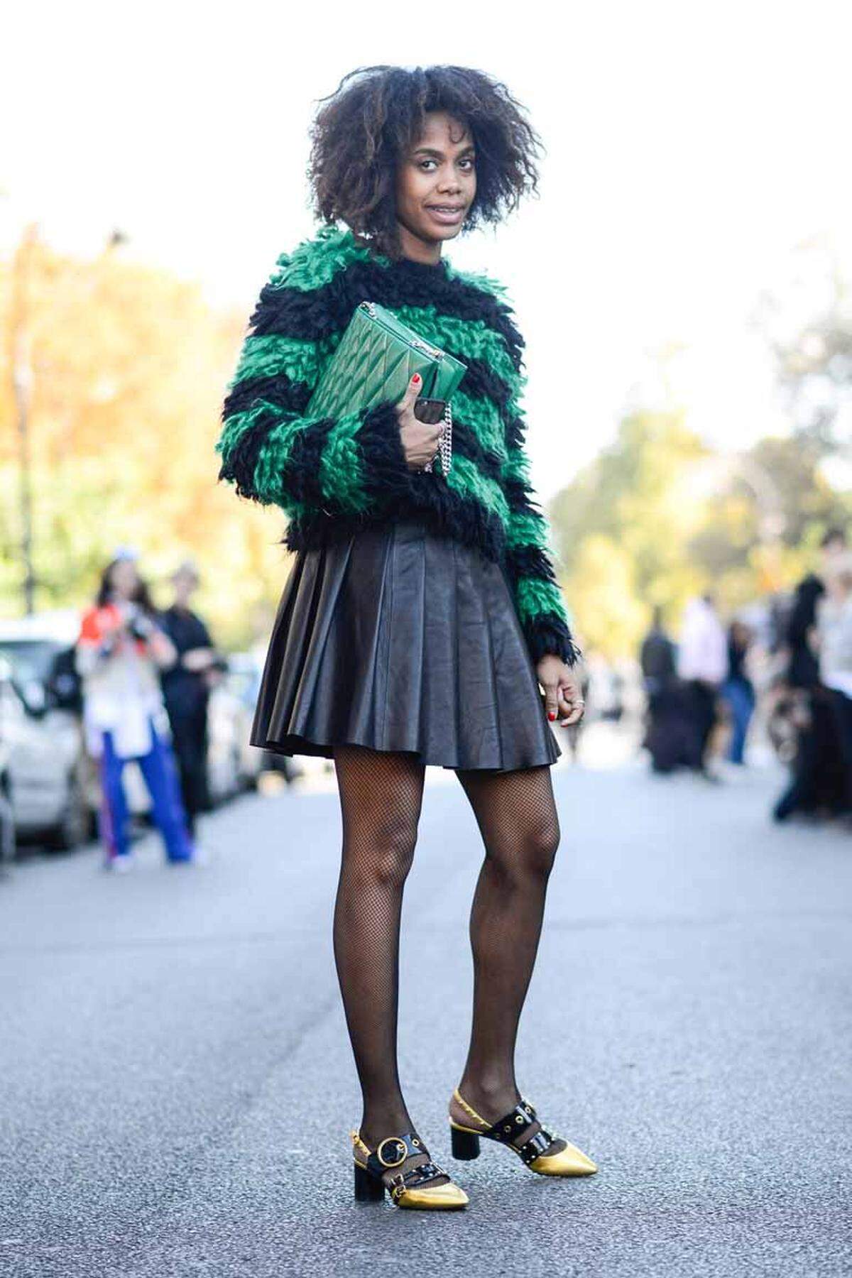 Materialmix: Zum flauschigen Pullover macht sich glattes Leder gut, wie diese Fashionista beweist.