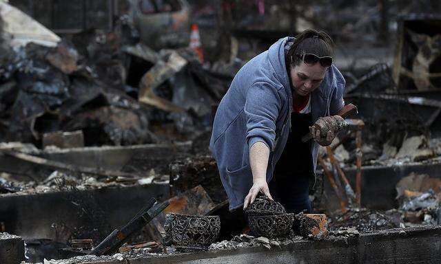 Kalifornien: Eine Frau in den Trümmern ihres Hauses.