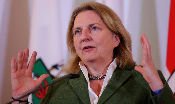 Außenministerin Karin Kneissl (FPÖ) brachte in enger Abstimmung mit Bundespräsident Alexander Van der Bellen, Bundeskanzler Kurz und Vizekanzler Heinz-Christian Strache (FPÖ) "die schwere Besorgnis Österreichs angesichts der Situation in Syrien" zum Ausdruck. "Die Verantwortung tragen jene, die - zum wiederholten Mal - Chemiewaffen gegen die Zivilbevölkerung Syriens eingesetzt haben. Österreich verurteilt dieses verbrecherische Vorgehen auf das Schärfste."