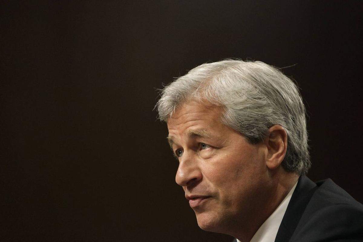 Jamie Dimon  ist Vorstandschef von JPMorgan Chase &amp; Co. Dimon hat den Widerstand von Aktionären überlebt, die seine Doppel-Rolle als Vorstandschef und Chairman in Frage stellten. Er steigerte den Gewinn im zweiten Quartal 2013 um 31 Prozent. Aber viele Affären kratzen am Image der einstigen Vorzeigebank. In den vergangenen zwei Jahren musste Dimon jeweils fünf Milliarden Dollar für Rechtsstreitigkeiten aufbringen.