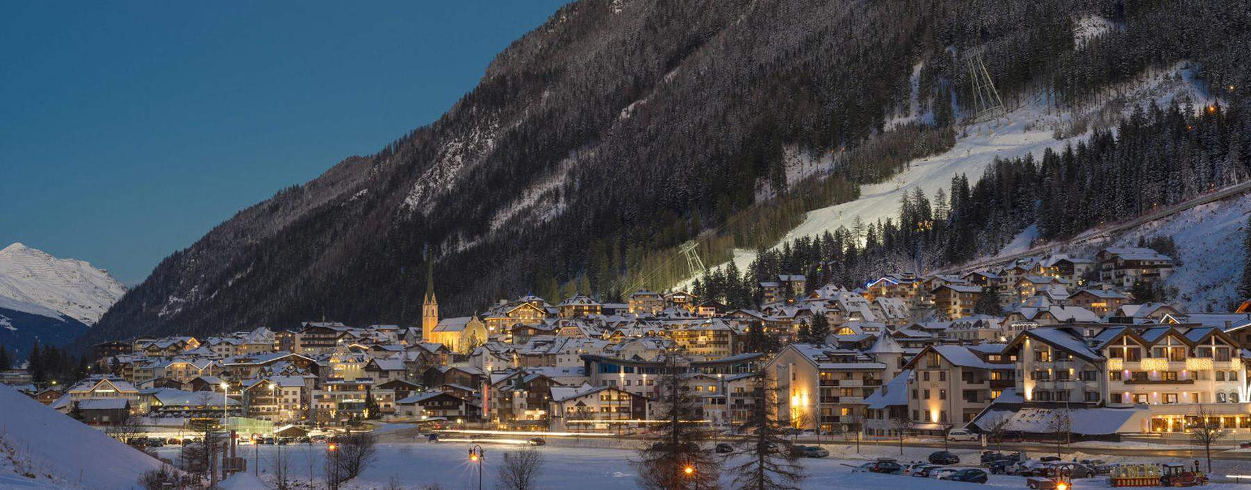 Ortsansicht Wintersportzentrum Nachtaufnahme Ischgl Paznaun Tirol �sterreich Europa ibxhwo040
