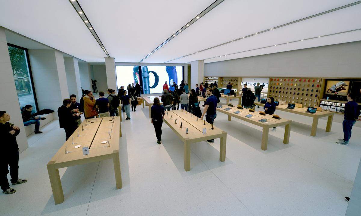 Das Konzept der Apple Stores ist immer gleich. In der ersten Verkaufsebene befindet sich das aktuelle Sortiment auf hellen, langen Holztischen. Keine Schnörkel oder sonstigen Ablenkungen. Das Produkt selbst soll im Vordergrund stehen.