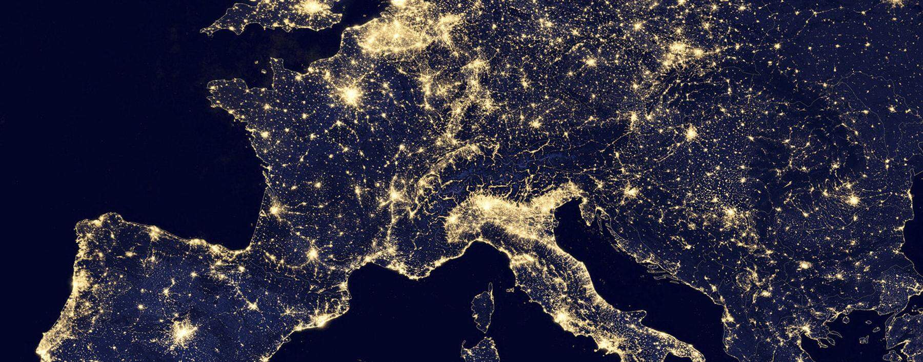 Europa bei Nacht. Wirklich dunkel wird es am Kontinent nie – solang genug Strom fließt.
