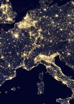 Europa bei Nacht. Wirklich dunkel wird es am Kontinent nie – solang genug Strom fließt.