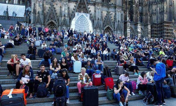 Der Bahnhof selbst wurde geräumt. Viele Reisende ließen sich auf den Stufen des nahe gelegenen Doms nieder.