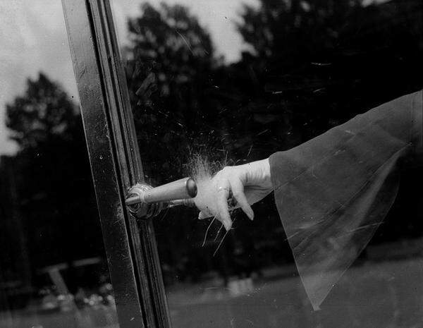In diesen Jahren entwickelte sich Miller von der surrealistischen Fotografin in Paris zur furchtlosen Kriegsreporterin - auch in Wien.Lee Miller: Ohne Titel (Explodierende Hand), Paris, Frankreich, circa 1930