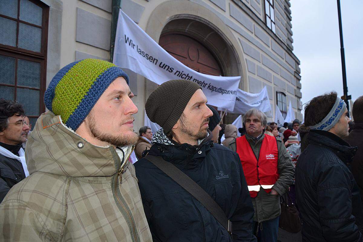 Mit einem "herzlichen Glück auf!" verabschiedet er sich von der Bühne. Der Ballhausplatz leert sich kurz danach - für viele viel zu früh, etwa für Junglehrer Lukas Z. (links im Bild): " Ich dachte, wir marschieren noch gemeinsam".Weitere Bilder: