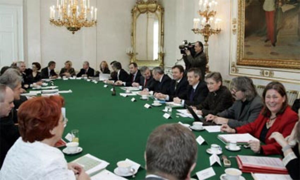 Weiters am Programm steht der Ministerrat, für den derzeit nichts Gröberes erwartet wird. Auf der anderen Seite des Ballhausplatzes hat Bundespräsident Heinz Fischer Staatsoperndirektor Ioan Holender zu Gast.