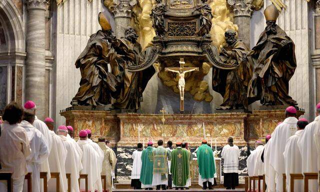 Ein Gottesdienst im Rahmen der Bischofssynode im Petersdom im Vatikan.