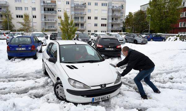 Andere Probleme gab es in Zentralfrankreich mit dem Wetter. Nach einem verfrühten Wintereinbruch mit heftigem Schneefall steckten rund 800 Autos auf etlichen blockierten Regionalstraßen fest. Bei Minustemperaturen war die Schneefallgrenze am Abend auf 400 Meter gesunken, zugleich gab es kräftige Windstöße. Die Behörden hatten zuvor die zweithöchste Warnstufe ausgerufen und einige Straßen durch die Gebirge für Lastwagen gesperrt. Autofahrer wurden aufgefordert, sich nur mit Winterausrüstung auf den Weg zu machen. 