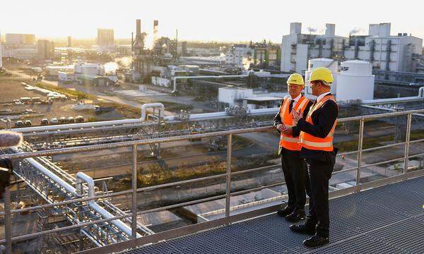 Der Chemiekonzern BASF – im Bild CEO Martin Brudermüller und der deutsche Kanzler, Olaf Scholz – hat Ärger mit der Russland-Tochter.