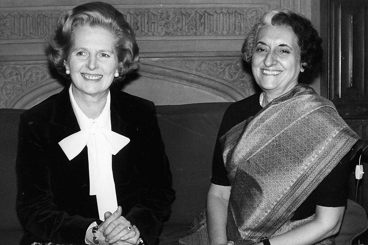 Als erste Frau an der Spitze Indiens prägte Indira Gandhi (im Bild rechts mit Margaret Thatcher) als Mitglied der indischen Politdynastie Nehru/ Gandhi ihr Land vier Amtszeiten lang: Sie regierte Indien von 1966 bis 1977 und von 1980 bis zur ihrem gewaltsamen Tod am Morgen des 31. Oktober 1984. Mit 22 Schüssen wurde sie von ihrer eigenen Leibwache ermordet. Die Attentäter waren Sikhs und übten Rache für das umstrittene, harte Vorgehen der Premierministerin im Konflikt mit der religiösen Minderheit. Verehrt wird die Tochter von Jawaharlal Nehru, dem Begründer der unabhängigen Republik Indien, als Architektin des aufstrebenden und modernen Indiens mit einem Herz für die armen Bevölkerungsschichten. Kritisiert wird sie als skrupellose Machtpolitikern: Gandhis Härte gegenüber politischen Gegnern, insbesondere in der Zeit des von ihr verhängten Ausnahmezustandes (1975-77), machen sie auch heute noch zu einer umstrittenen Figur.