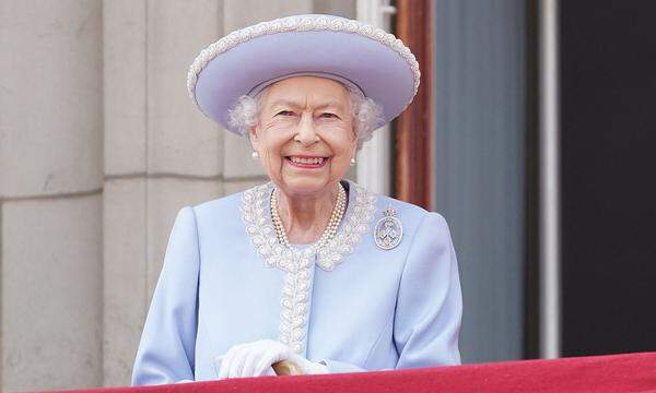 Queen Elizabeth II. beobachtet das Spektakel sichtlich erfreut auf dem Balkon des Buckingham Palace.