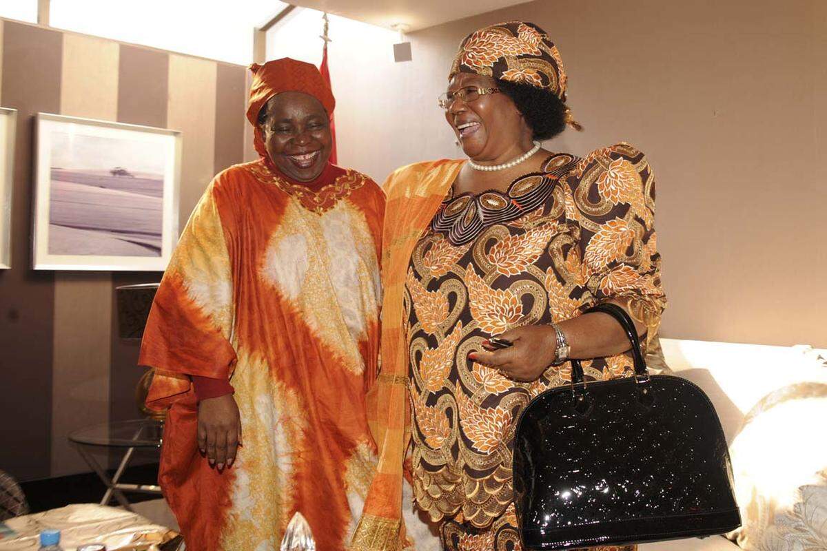 Joyce Banda ist die zweite Präsidentin der afrikanischen Geschichte. Die Staatspräsidentin von Malawi (rechts im Bild) setzt auf große, florale Muster. Selten tritt sie ohne passende Kopfbedeckung auf.