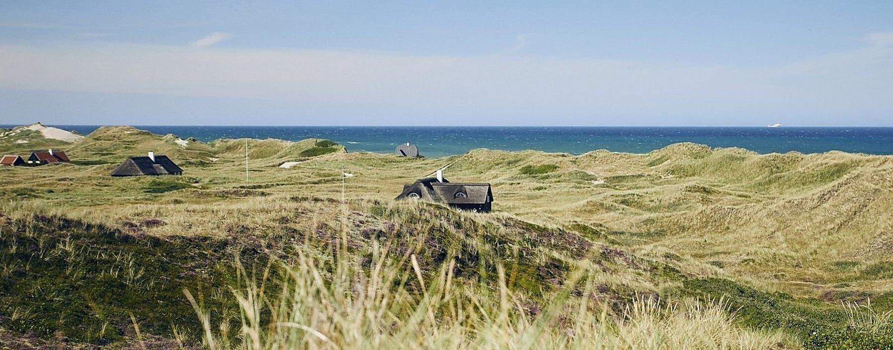 Geduckt zwischen Dünen: Dänische Ferienhäuser fügen sich gern in die Natur ein.