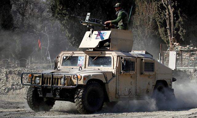 Patrouille im Kampfgebiet. Trotz Friedensgesprächen zwischen der Regierung in Kabul und den Taliban scheint in Afghanistan kein Ende der Gewalt in Sicht.