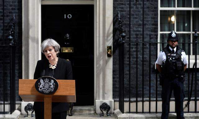 Die britische Premierministerin Theresa May kündigt eine härtere Gangart gegen den Terror an.