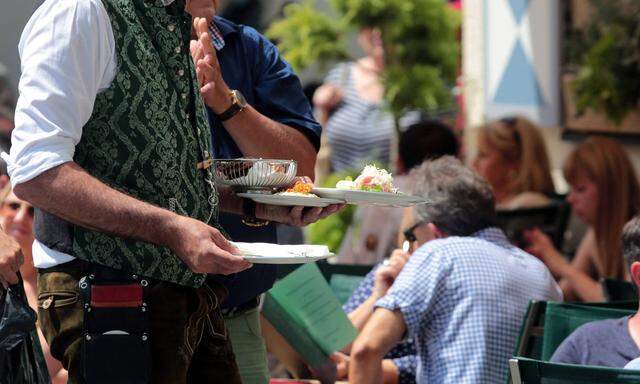 Ober mit Tablett beim Servieren einer Mahlzeit 