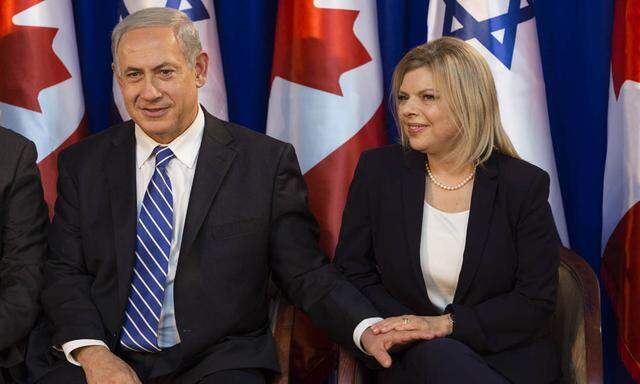 Israeli Prime Minister Benjamin Netanyahu and his wife Sara attend an official welcoming ceremony fo