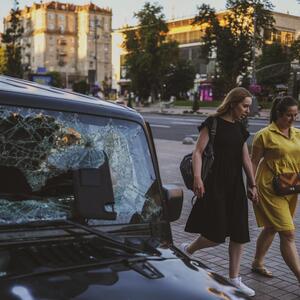 Mit ersten Immobilienkrediten ebnen US-Banken den Weg für den Wiederaufbau der Ukraine. Das Risiko dafür wird unter anderem von internationalen Organisationen getragen. Größter europäischer Akteur in der Ukraine ist die Raiffeisen Bank International (RBI). 