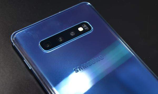 Beim S10 und S10+ hat Samsung drei Kameras auf der Rückseite untergebracht. Jede von ihnen erfüllt eine bestimmte Aufgabe: Es gibt eine Haupt-, eine Weitwinkel-, eine Zoom- und eine Portrait-Linse, die allesamt mit unterschiedlicher Auflösung Fotos aufnehmen. 