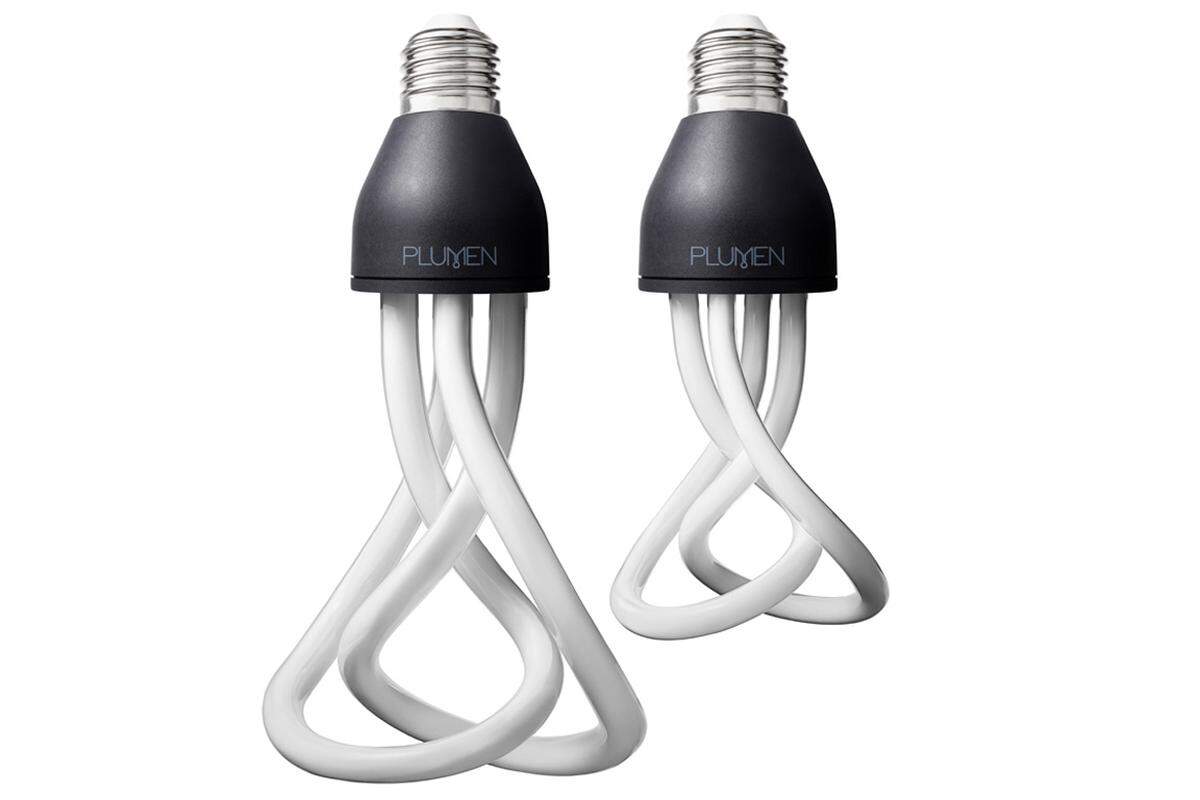 Zu lang hatten Energiesparlampen den Ruf, hässlich zu sein. Dabei können sie doch aussehen wie Plumen Baby von Hulger (Design Samuel Wilkinson). Dort heißt es, man habe die erste Design-Ökolampe kreiert: Plumen - ein Mix aus Plume (franz. Federkleid) und Lumen (lat. Licht) wäre auch zu schade, um sie unter Schirmen zu verstecken.  Plumen, ca. 28 € plumen.com