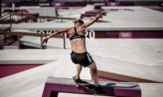 Julia Brückler stellt sich den Kanten im Ariake Urban Sports Park.