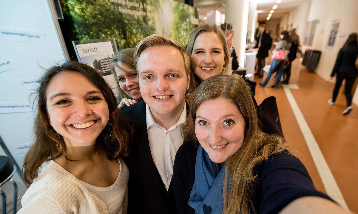 Regel Nummer eins: Es darf keine Fachmesse für Studierende ohne Selfie mit gut gelaunten Gästen geben. Ganz gleich, ob sie als Besucher da sind oder als...