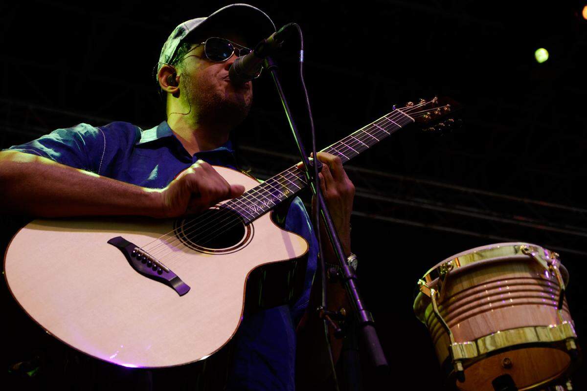 Raul Midón ist bekannt für seine Improvisationen, die dem Klang einer Trompete täuschend ähnlich sind und für seine ausgefeilte Schlagtechnik an der akustischen Gitarre.