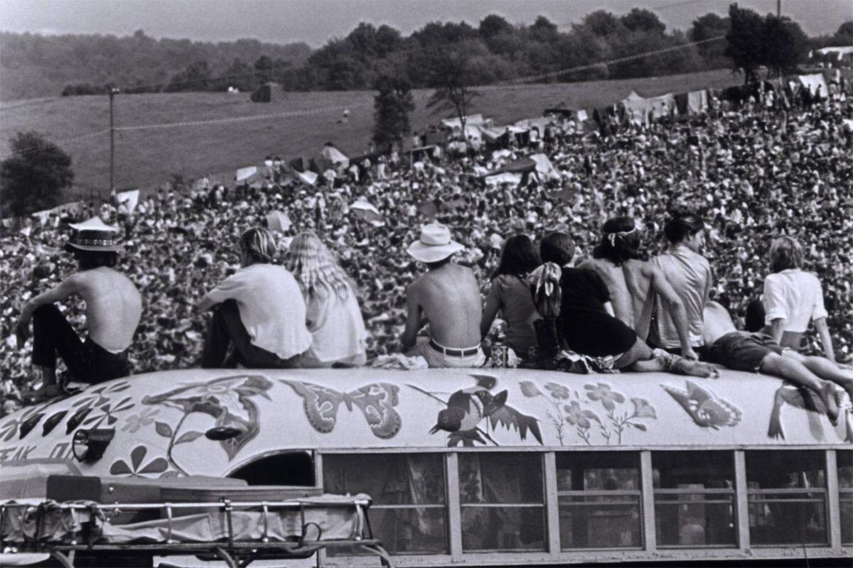 Nach einem mysteriösen Motorradunfall im Sommer 1966 zog sich Dylan aus der Öffentlichkeit zurück, ließ die von ihm geprägte Gegenkultur links liegen, lebte mit seiner Ehefrau Sara Lowndes und den gemeinsamen Kindern nahe Woodstock bei New York. Als dort 1969 das wichtigste Festival des Jahrzehnts über die Bühne ging, war ausgerechnet er nicht dabei.