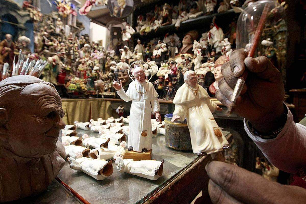 Seit der Beerdigung des Papstes habe es kein so gutes Geschäft gegeben, schwärmt Souvenir-Händler Eugenio Astrologo, der seinen Laden vor den Toren des Vatikans hat.