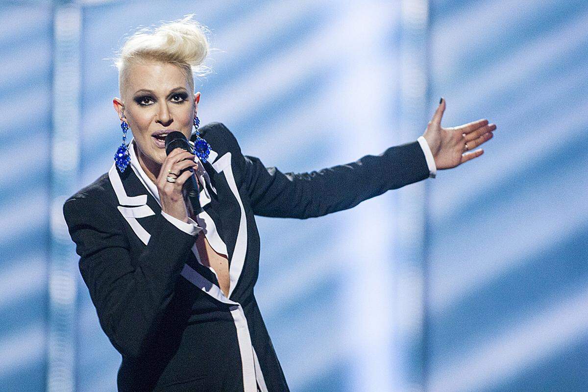 Im Anzug und mit knallrotem Lippenstift liefert Tijana Dapčević optisch eine starke Performance, beim Song "To The Sky" hätte man ein paar der Disco-Sounds streichen können. Sonst: Sehr Song-Contest.  