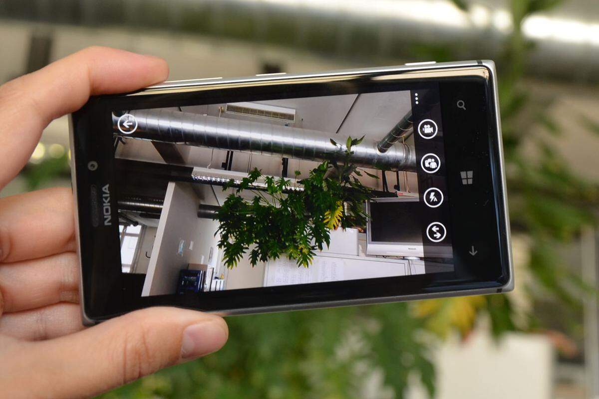 Die Kamera ist der ganze Stolz des Lumia 925ers. Sie bietet 8,7 Megapixel und setzt auf Nokias "PureView"-Technologie, die besonders bei schwierigen Lichtverhältnissen gute Ergebnisse liefert.