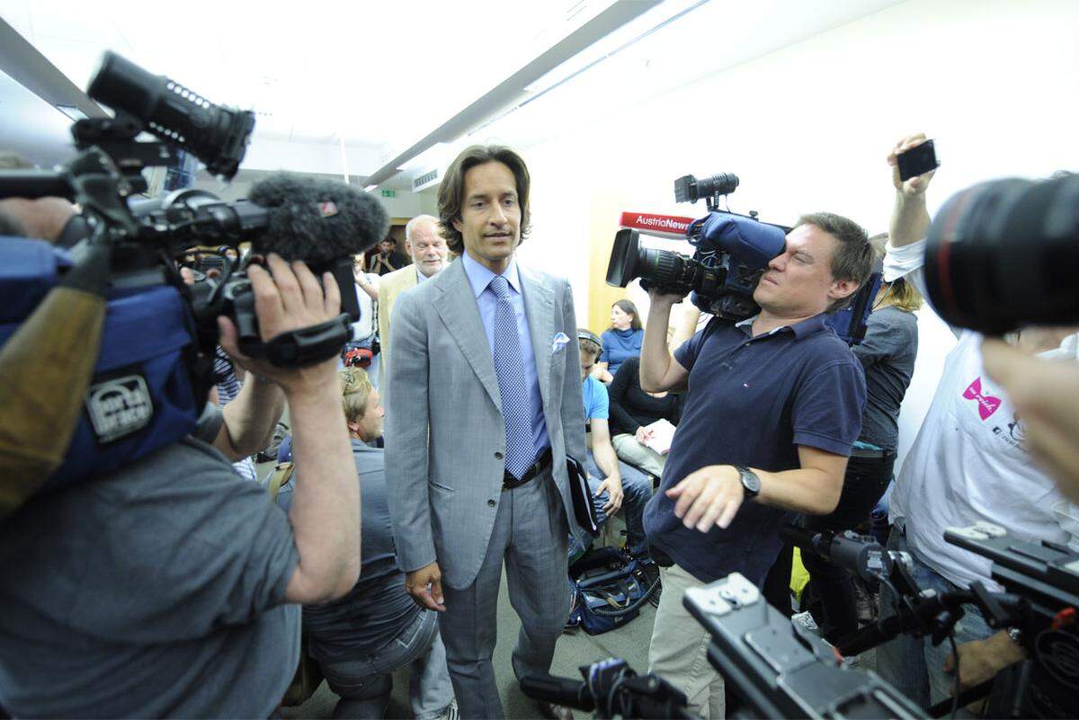 Nach den Hausdurchsuchungen am 26. Mai 2011 ging Ex-Finanzminister Karl-Heinz Grasser in die Offensive: Er gab im Wiener Nobelhotel "Le Meridien" eine Pressekonferenz.