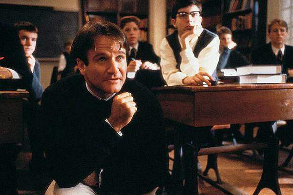 Eine schauspielerische Glanzleistung bot Robin Williams als Englischlehrer John Keating in Peter Weirs Drama "Der Club der toten Dichter" (1989). Es gab zwar einen Oscar für das beste Originaldrehbuch, Williams musste sich mit einer Nominierung begnügen. Die Anrede der Schüler für den beliebten Lehrer "O Captain! My Captain!", die auf ein Gedicht von Walt Whitman hinweist, verwenden Fans nun auch als Respektsbezeugung für Williams.