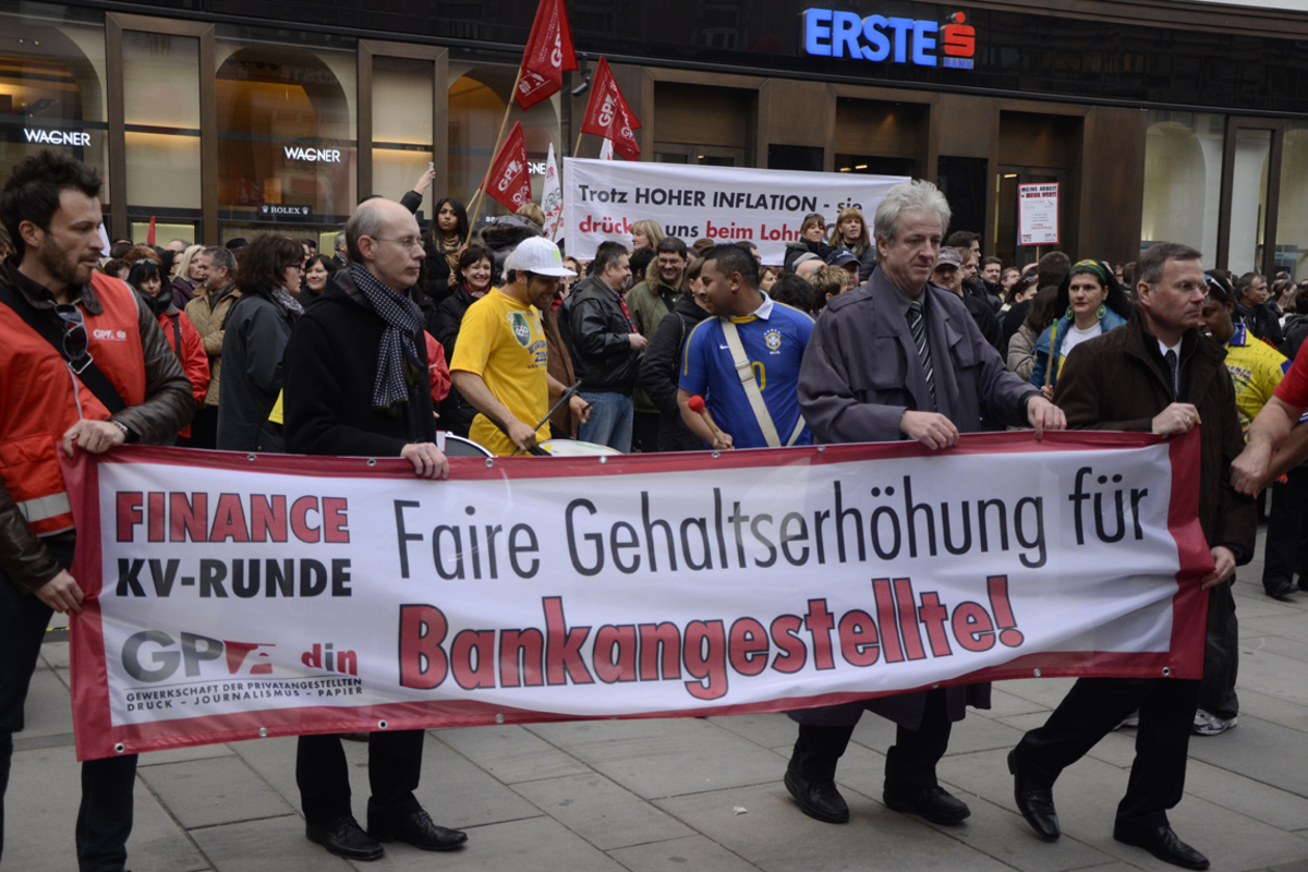 Gewerkschaftschef Wolfgang Katzian gab sich am Ende der Veranstaltung jedenfalls angriffslustig. "Wir erwarten uns Verhandlungen auf Augenhöhe. Sollte es die nicht geben, werden wir sie erzwingen", schrie er der Menge entgegen und erntete Applaus.