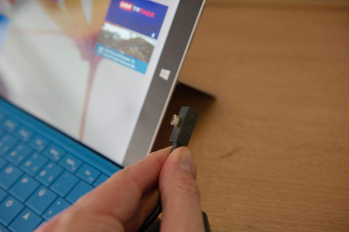 Geladen wird das Gerät nun per Micro-USB. Das hat den Vorteil, dass man das Surface 3 nun auch mit dem Handy-Ladegerät aufladen kann. Es funktioniert zwar, dauert aber deutlich länger. Immerhin bietet das von Microsoft mitgelieferte Netzteile eine Ausgangsleistung von 2.5 Ampere. Handelsübliche Handy-Ladegeräte waren meist mit 1 Ampere auf.