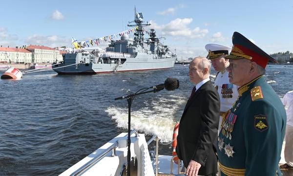 Russlands Präsident Wladimir Putin mit Sergej Schoigu bei einer Flottenparade. Jetzt musste Schoigu als Verteidigungsminister gehen. 
