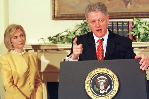 Die Spekulationen um eine mögliche Präsidentschaftskandidatur ließen Hillary Clinton nicht mehr los, seit sie vor vierzehn Jahren an der Seite ihres Mannes das Weiße Haus verließ.Im Bild: Hillary Clinton hört der Rede ihres Mannes im Jänner 1998 zu, als dieser jegliche Beziehung zu Monica Lewinsky abstreitet.