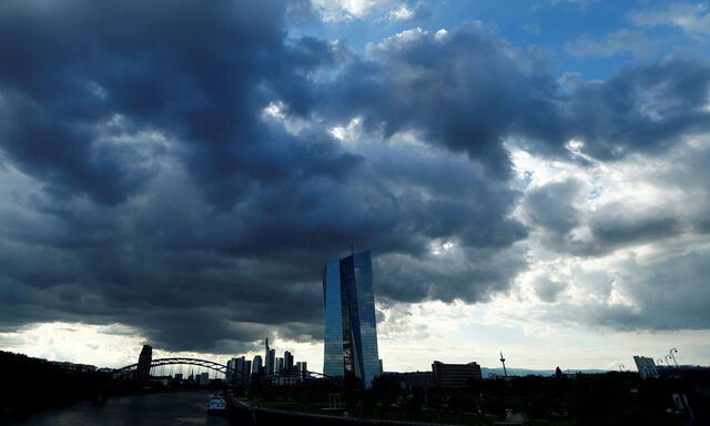 FILE PHOTO: European Central Bank (ECB) headquarters in Frankfurt, July 2016