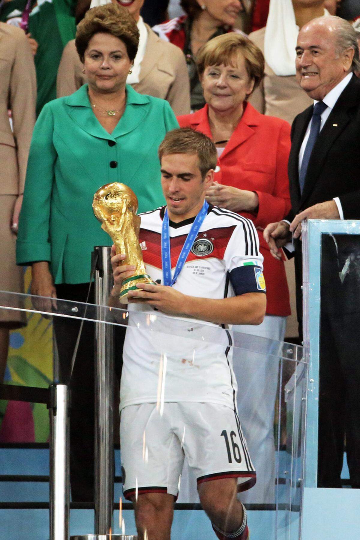 Lahm brachte "das Ding", wie die deutsche Fußball-Nation den WM-Pokal zuletzt stets genannt hatte, zu seinen Kollegen.