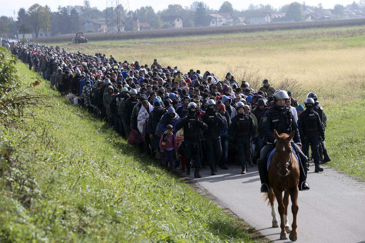 Nachdem Ungarn seine Grenze zu Serbien dicht gemacht hatte, verlagerte sich der Strom nach Kroatien und Slowenien und war nur schwer zu lenken. Polizeieskorten geleiten diese Flüchtlinge durch den slowenischen Ort Dobova.