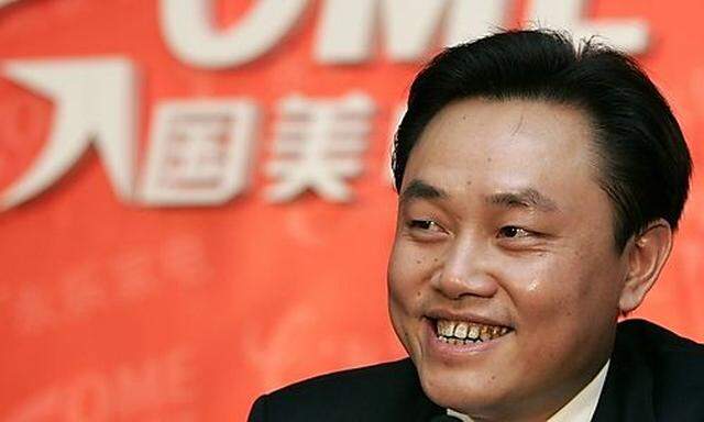 File photo of Gome founder Huang smiling during a news conference in Beijing