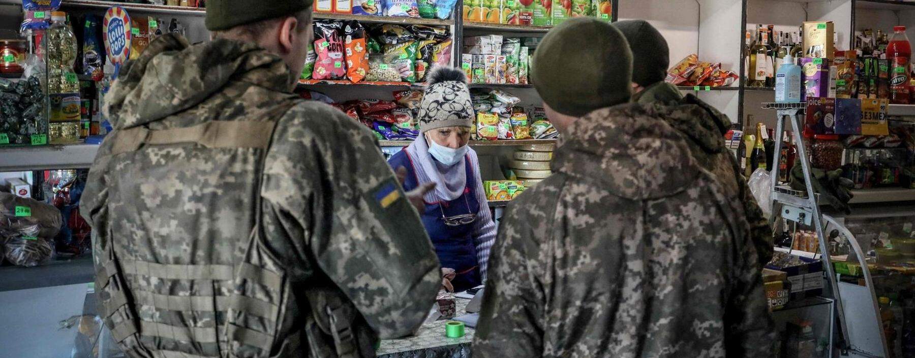 Ukrainische Soldaten auf der anderen Seite der Front im Oblast Donezk decken sich mit Süßigkeiten für einen möglichen Krieg mit den russischen Truppen im Donbass ein.  [